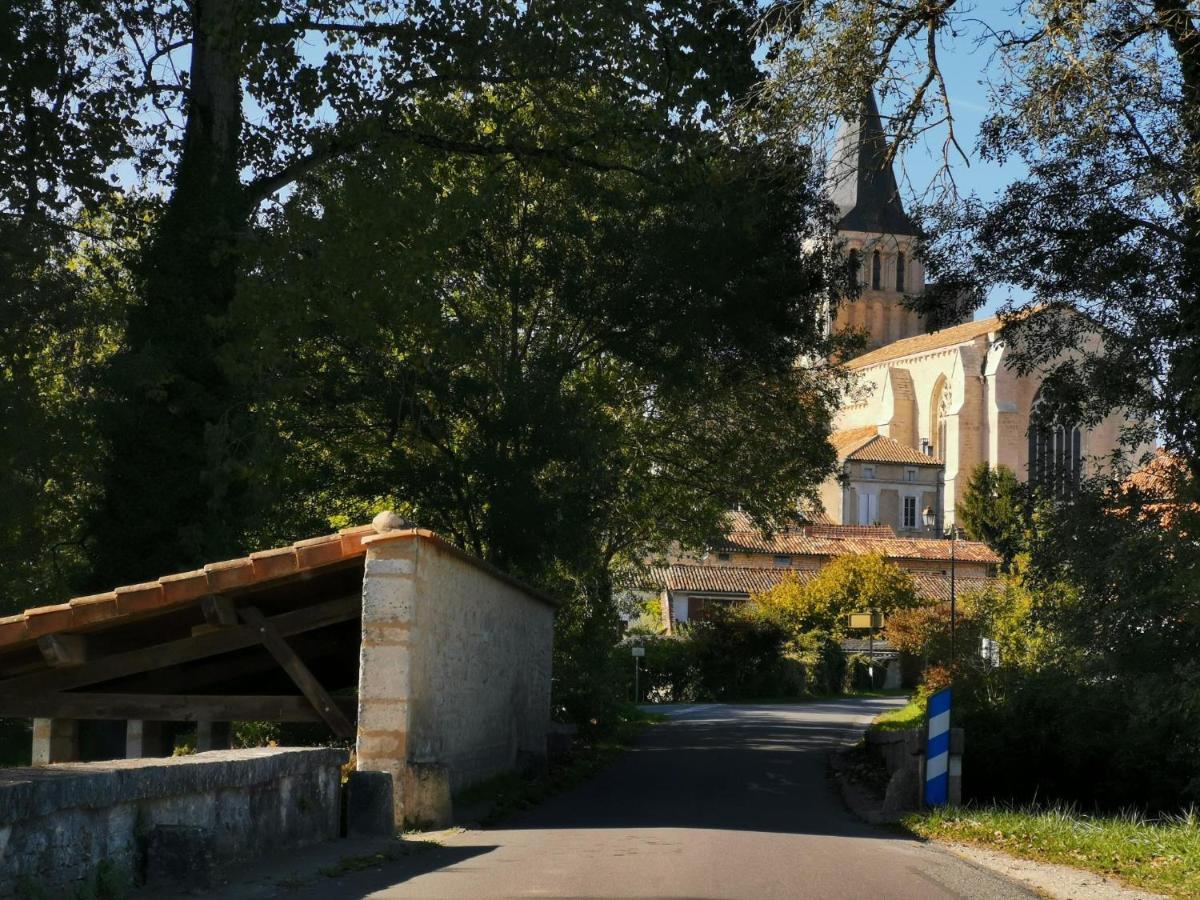 La Maison De Thomas Saint-Amant-de-Boixe Exterior photo